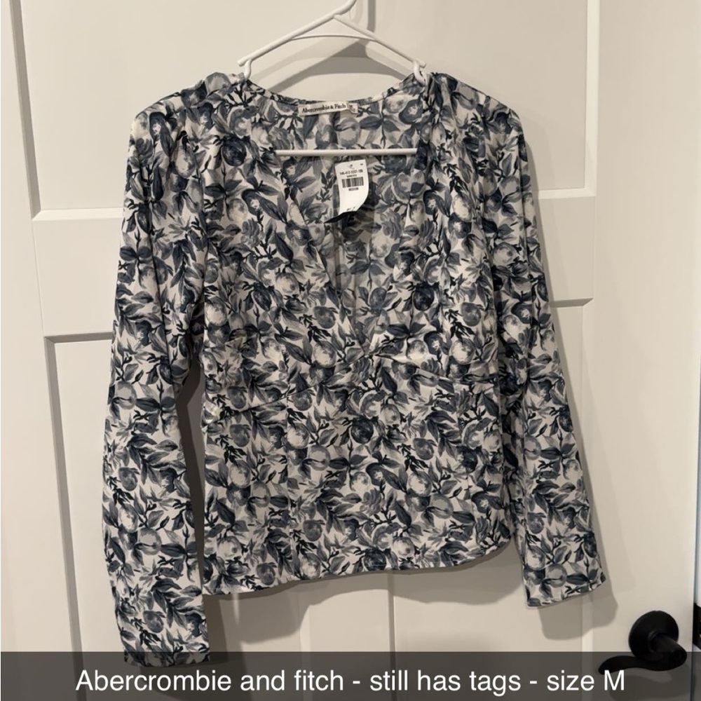 Abercrombie & Fitch Women's Floral Blouse - Black and White (slight blue tints)